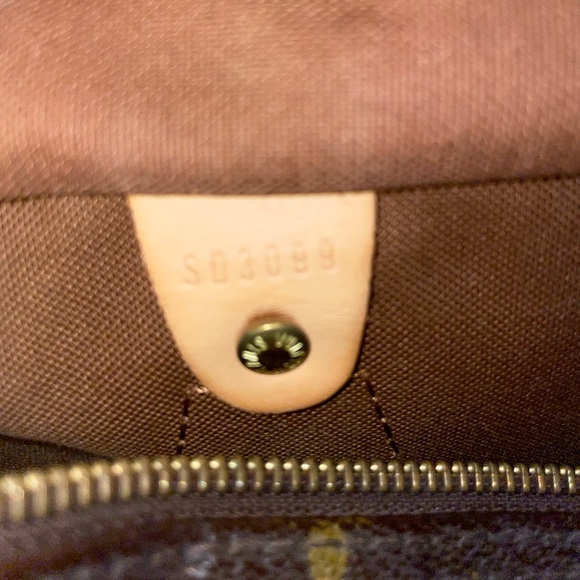Authentic Louis Vuitton Monogram Speedy 30 - Picture 12 of 13